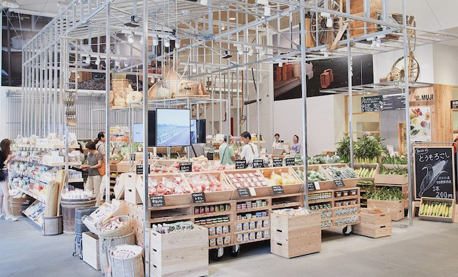 商店街のような賑わいのある中央売場