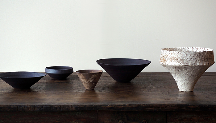 左から錆器三角鉢6,050円、錆器ドラ鉢4,400円、やきしめ三角カップ3,960円、錆器リム鉢8,800円、やきしめ花器30,800円