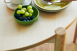 ラウンドテーブルとスクエアテーブルを2サイズで展開