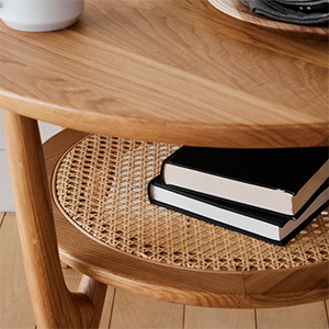 テーブルの本体にはオーク無垢材を、棚板には伝統工芸の技術を使った「籠目（カゴメ）格子」（ケインメッシュ）を採用しました。