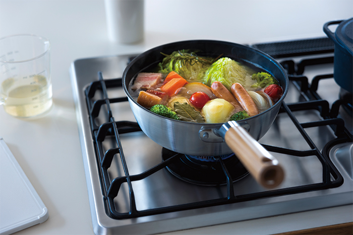 無印良品 こびりつきにくいフライパンと握りやすく切りやすい包丁