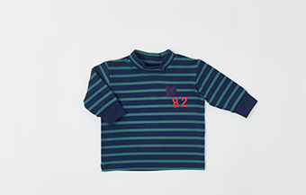 刺繍アイロンワッペン付きのTシャツ