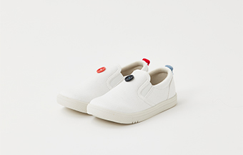 ボタンを縫い付けた靴