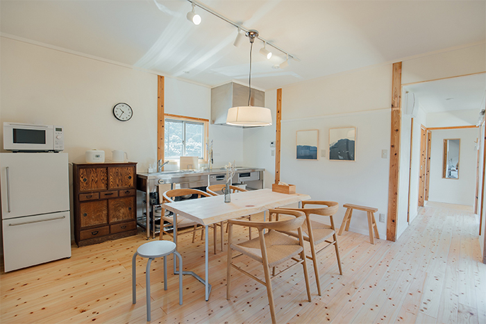 宿泊施設となる「離れ」：ダイニングテーブルとフローリングに四万十ヒノキを活用